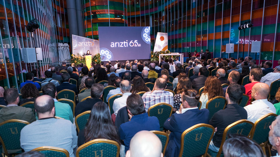 Imagen de un acto de la celebración de 65 años de Arizti